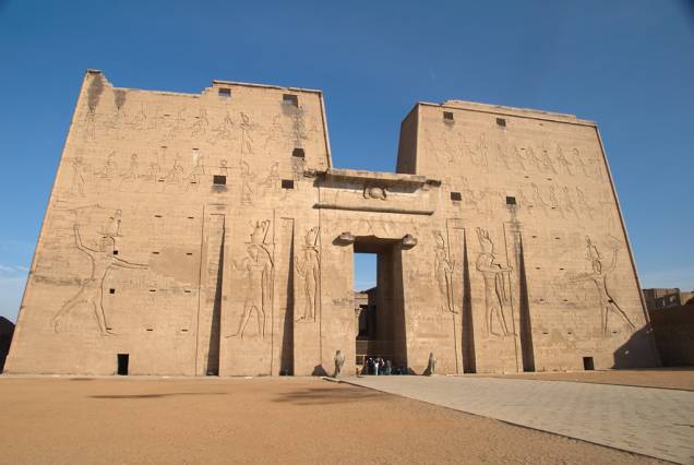 Primeiro pilone do templo de Hórus, em Edfu. Essa construção ptolomaica é uma das mais bem preservadas de todo o Egito Primeiro pilone do templo de Hórus, em Edfu. Essa construção ptolomaica é uma das mais bem preservadas de todo o Egito