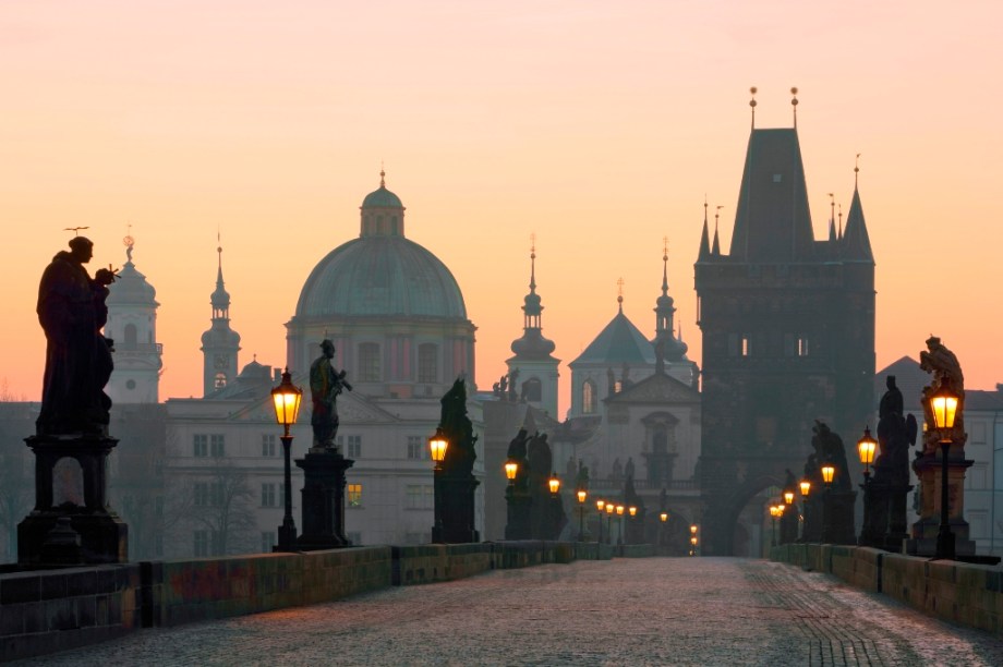 Karluv Most, a bela Ponte Carlos que une os bairros de Mala Strana e Stare Mesto, em Praga