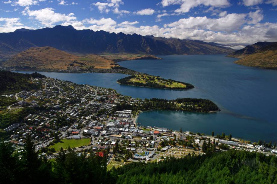 À beira do Lago Wakatipu e aos pés das montanhas Remarkables, Queenstown tem uma das paisagens mais impressionantes do mundo