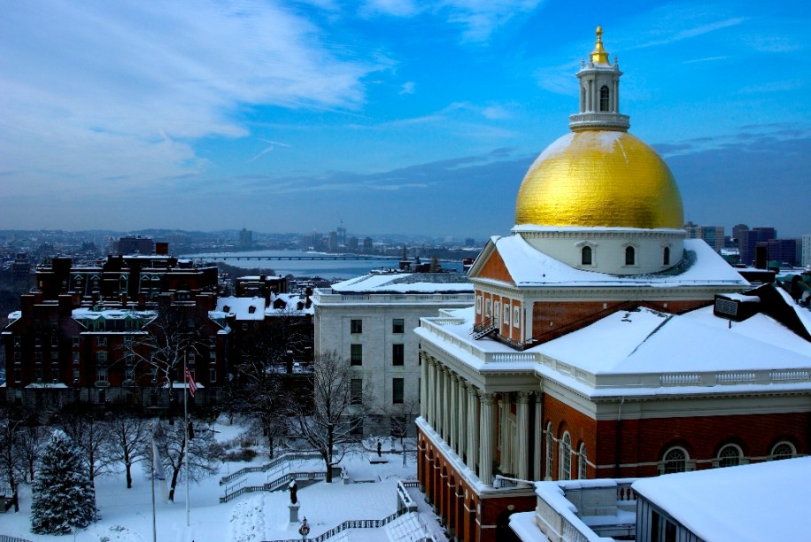 O <a href="https://malegislature.gov/" rel="State House" target="_blank">State House</a>, em Boston, é a sede do governo de Massachusetts. Construído em 1713, o prédio foi erguido com elementos da arquitetura georgiana