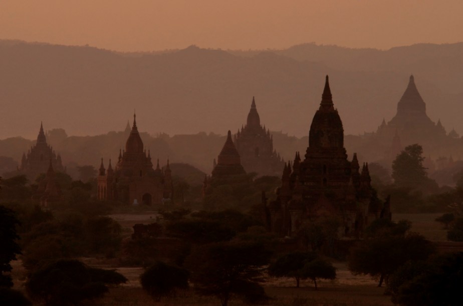 Uma das melhores maneiras de percorrer <a href="https://viajeaqui.abril.com.br/cidades/mianmar-bagan" rel="Bagan" target="_blank">Bagan</a> é de bicicleta alugada. É fácil conseguir uma nas hospedagens, e a região plana favorece as pedaladas, mesmo para quem não tem muita prática sob duas rodas