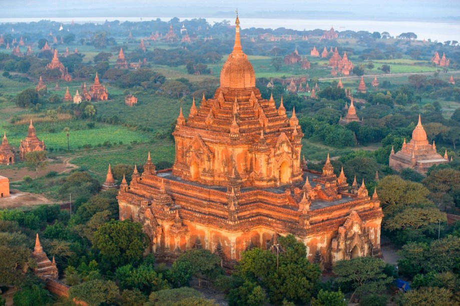 Ha milhares de estupas em <a href="https://viajeaqui.abril.com.br/cidades/mianmar-bagan" rel="Bagan" target="_blank">Bagan</a>, mas fique de olho para não perder as mais importantes: Ananda Pahto, de 1105, com seu elegante cimo dourado; Shwezigon Paya (1102), um dos mais belos do mundo e muito disputado para cerimônias religiosas; Shwesandaw Paya e o piramidal Dhamamyangyi, na região central; e Mingalazedi, próximo ao vilarejo de Myinkaba, Dhammayazika e Bupaya, junto ao rio