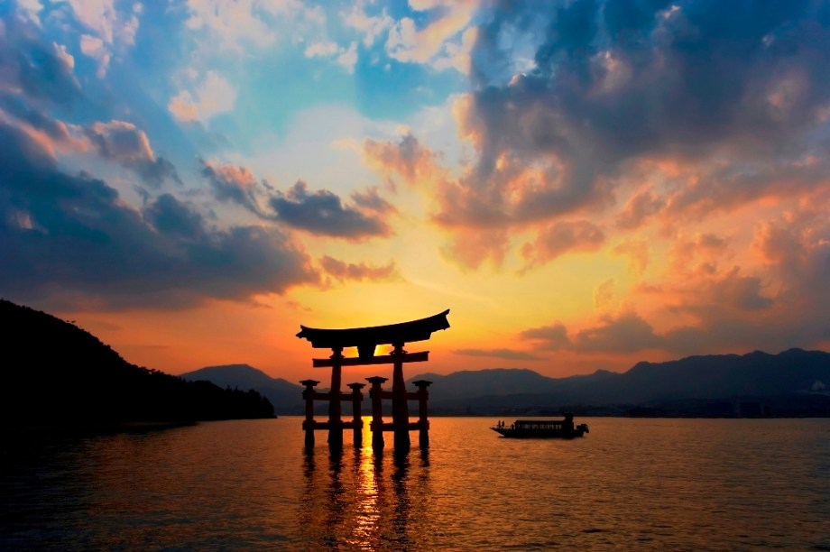 Portal flutuante torii na ilha de Itsukushima, em Hiroshima. Também conhecida como Miyajima, a ilha do santuário, o local é patrimônio da humanidade pela Unesco