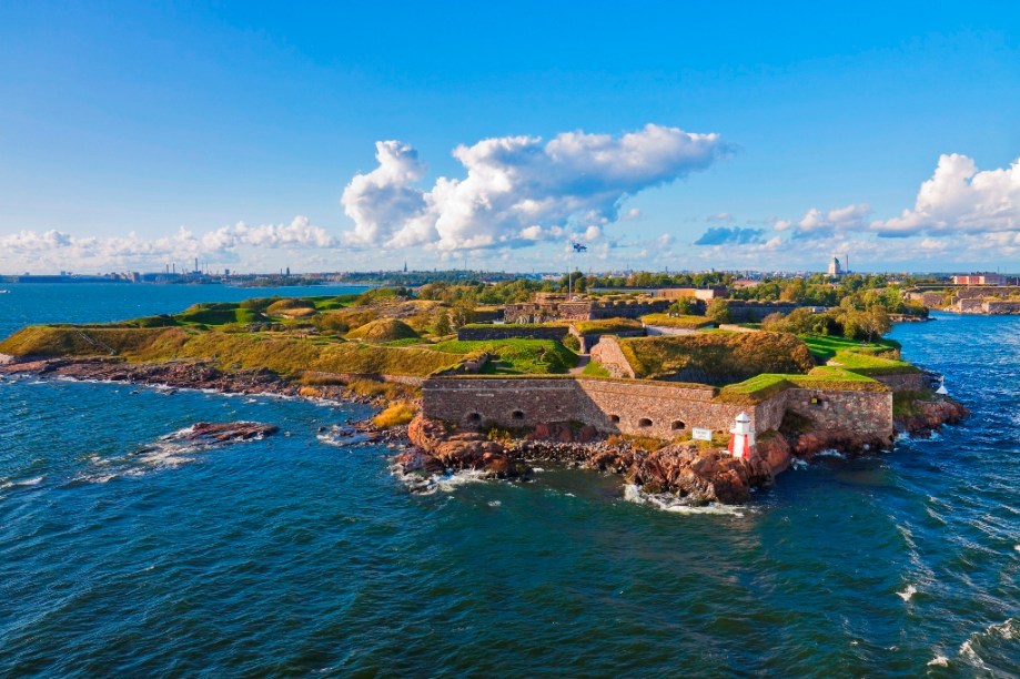 A ilha fortificada de Suomenlinna foi construída pelos suecos - então senhores da Finlândia, no século 18 para proteger a cidade dos russos. O conjunto foi declarado Patrimônio da Humanidade pela Unesco