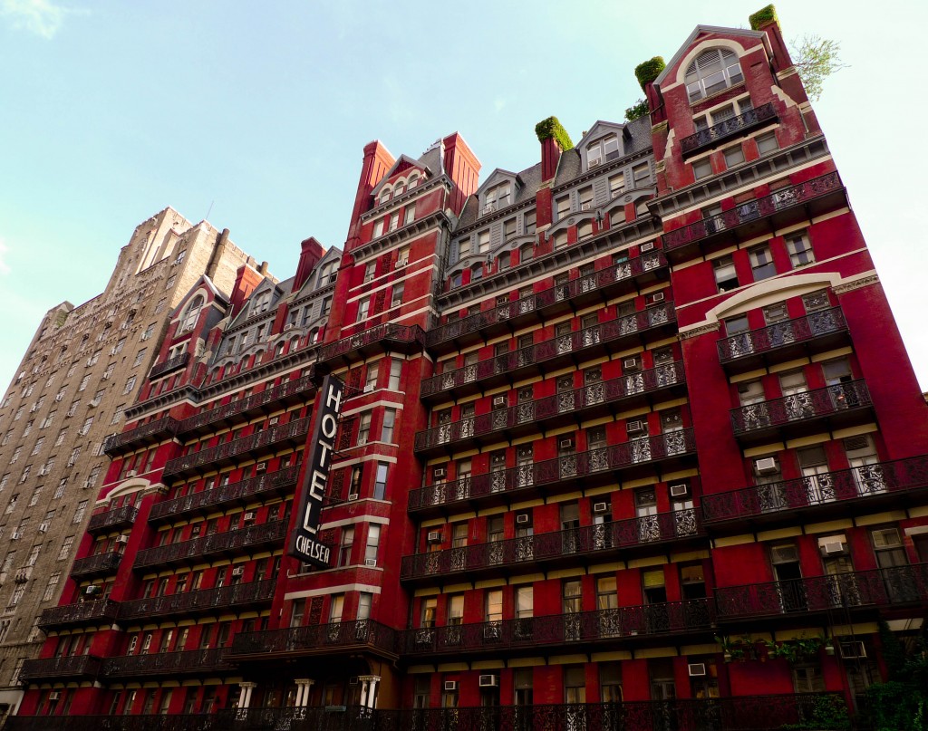 A famosa fachada vermelha do Chelsea Hotel, que se localiza no bairro de mesmo nome, em Manhattan (foto: Bobbi Bowers)