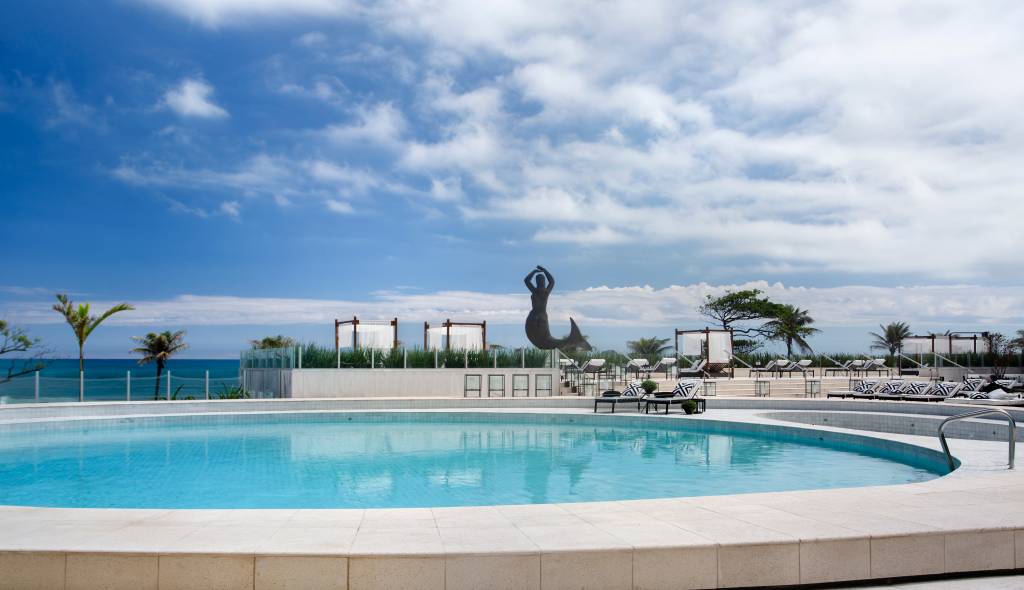 Área da piscina no Hotel Nacional, no Rio de Janeiro (RJ)