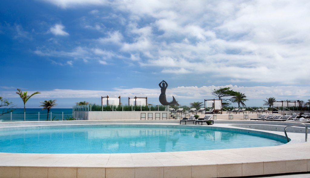 Área da piscina no Hotel Nacional, no Rio de Janeiro (RJ)