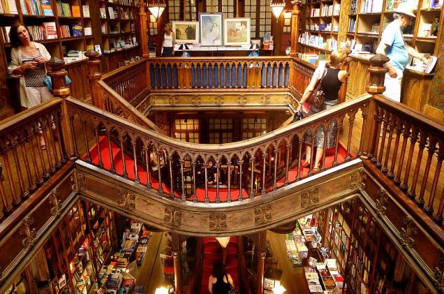Livraria Lello, que tem sido reconhecida como uma das mais belas do mundo Livraria Lello, que tem sido reconhecida como uma das mais belas do mundo