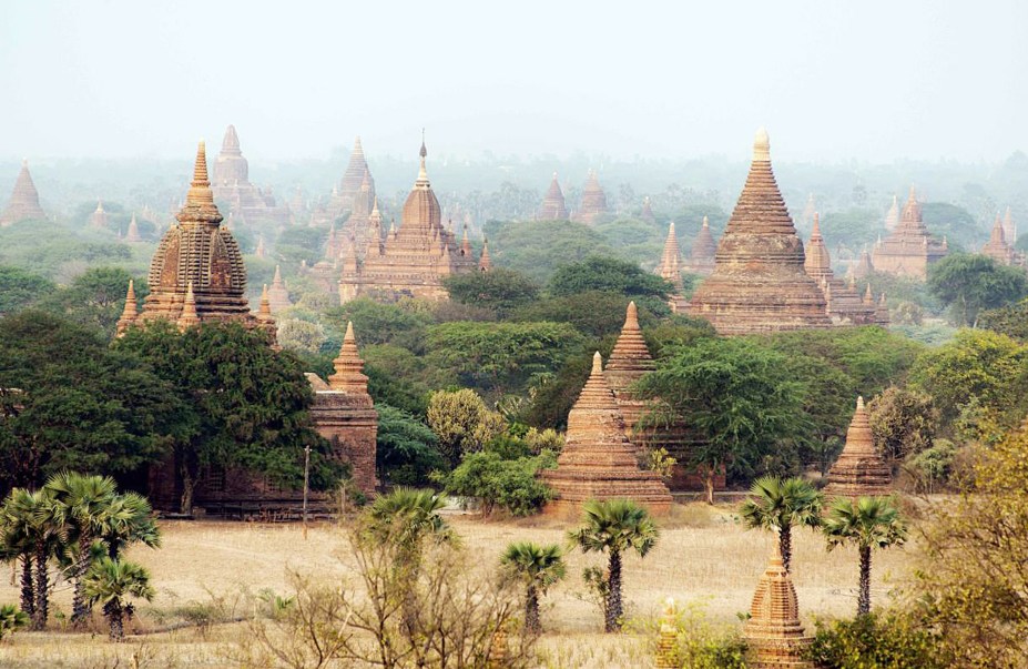 Outra alternativa interessante é percorrer os principais pontos de interesse de <a href="https://viajeaqui.abril.com.br/cidades/mianmar-bagan" rel="Bagan" target="_blank">Bagan</a> em charretes. É um meio de transporte lento e não muito confortável, mas conveniente, barato e possui um ponto positivo. Os condutores são quase sempre muito simpáticos e isso é uma ótima oportunidade para estar em contato próximo com os locais