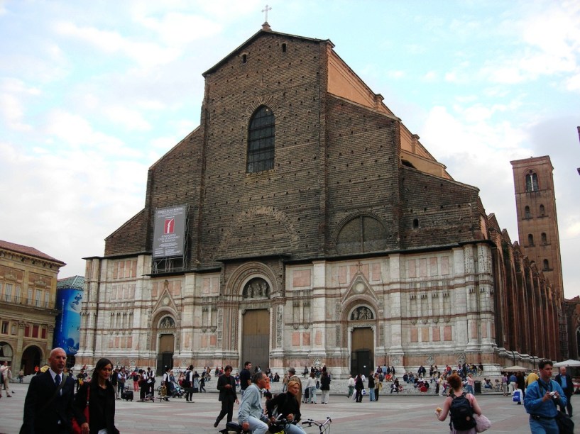 <a href="https://viajeaqui.abril.com.br/estabelecimentos/italia-bolonha-atracao-igrejas" rel="San Petronio" target="_blank">San Petronio</a>, iniciada em 1390, foi projetada para ser uma das maiores igrejas de Itália, mas nunca foi terminada. Seu interior, porém, é de grande beleza