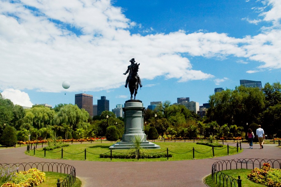 Para conhecer os pontos históricos de Boston, basta caminhar os quatro quilômetros da <a href="https://www.thefreedomtrail.org/" rel="Freedom Trail" target="_blank">Freedom Trail</a>, uma trilha que passa por dezesseis locais onde se desenvolveu parte da história da cidade.     