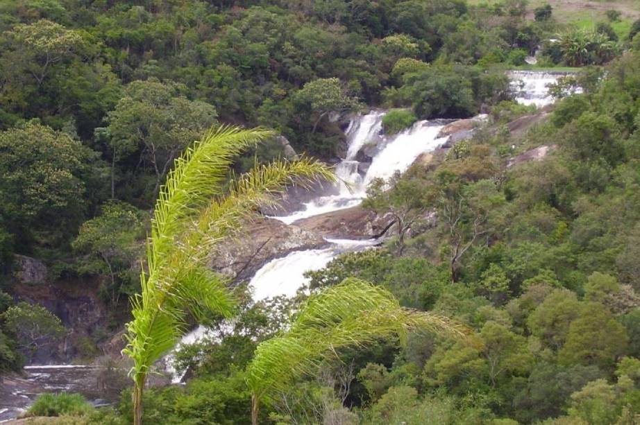Para tirar um pouco o foco dos charmosos ateliês de cerâmica que tomam conta de <a href="https://gutenberg.viagemeturismo.abril.com.br/cidades/cunha/" target="_blank">Cunha</a>, vale sair um pouco da cidade e chegar até a Cachoeira do Pimenta. As várias quedas d'água de quase 90 metros antes moviam as turbinas de uma usina hidrelétrica da cidade. Hoje se pode tomar banho no poço aos pés da cachoeira.