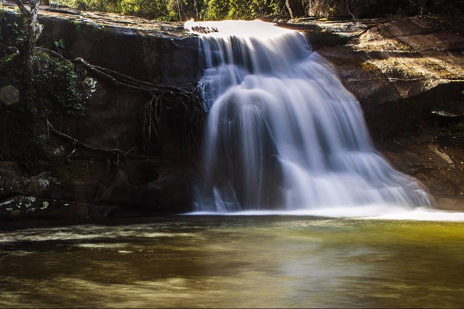 Apesar das muitas praias selvagens e populares que se espalham pelo comprido litoral de <a href="https://gutenberg.viagemeturismo.abril.com.br/cidades/ubatuba/" target="_blank">Ubatuba</a>, é possível passar toda uma estadia por ali curtindo apenas as cachoeiras da cidade. A <a href="https://gutenberg.viagemeturismo.abril.com.br/atracao/cachoeira-do-prumirim/" target="_blank">Cachoeira do Prumirim</a> é uma das mais famosas. Sua popularidade se dá pelo acesso fácil e a piscina natural que se forma no pé de pequenas quedas sobre uma pedra lisa que é usada como uma espécie de tobogã natural. Dá para combinar a passagem por lá com a <a href="https://gutenberg.viagemeturismo.abril.com.br/atracao/praia-do-prumirim/" target="_blank">Praia do Prumirim</a>, superpróxima.
