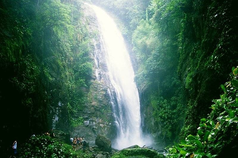 Junto com a <a href="https://gutenberg.viagemeturismo.abril.com.br/atracao/caverna-do-diabo/" target="_blank">Caverna do Diabo</a>, a <a href="https://gutenberg.viagemeturismo.abril.com.br/atracao/queda-de-meu-deus/" target="_blank">Queda de Meu Deus</a> é uma das principais atrações de <a href="https://gutenberg.viagemeturismo.abril.com.br/cidades/eldorado/" target="_blank">Eldorado</a>. Você pode conhecer a Queda no mesmo dia em que visita a caverna e ainda combinar com uma trilha que passa por piscinas naturais e outras cachoeiras menores. Quando você chegar lá vai entender o nome do local: vai ser impossível não exclamar um fatídico “meu deus!".