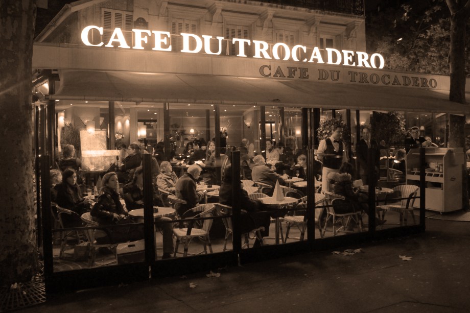 Pode parecer uma dica vaga, mas escolher um café charmoso para espiar a rotina dos parisienses é um programa essencial para sentir o clima de Paris. Os cafés em Paris são muito mais do que apenas cafeterias, é lá que você pode tomar o cafezinho de todos os dias, apreciar um bom vinho francês, e até jantar.  Não faltam boas opções na região da Torre.  Café du Trocadéro e Carette são indicações famosas que têm vista para a torre garantida.