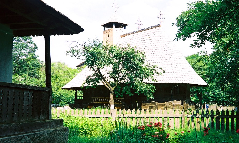 Um dos mais agradáveis passeios de Bucareste é caminhar pelo Village Museum, um museu ao ar livre fundado em 1936, que apresenta 50 construções típicas e históricas da região rural da Romênia - elas foram retiradas de seus lugares originais e reconstruídas na área, em torno do lago Herastrau. Durante o ano, o museu oferece apresentações de grupos folclóricos, que mostram um pouco da cultura interiorana do país