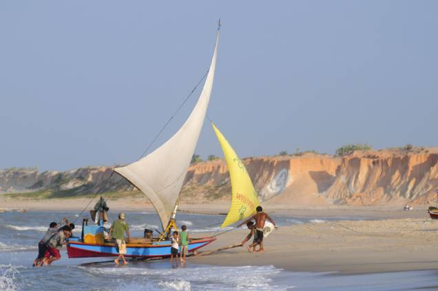 Os ventos na região são ideais para o passeio de jangada, mas também permitem atividades mais radicais, como o kitesurfe e o windsurfe Os ventos na região são ideais para o passeio de jangada, mas também permitem atividades mais radicais, como o kitesurfe e o windsurfe