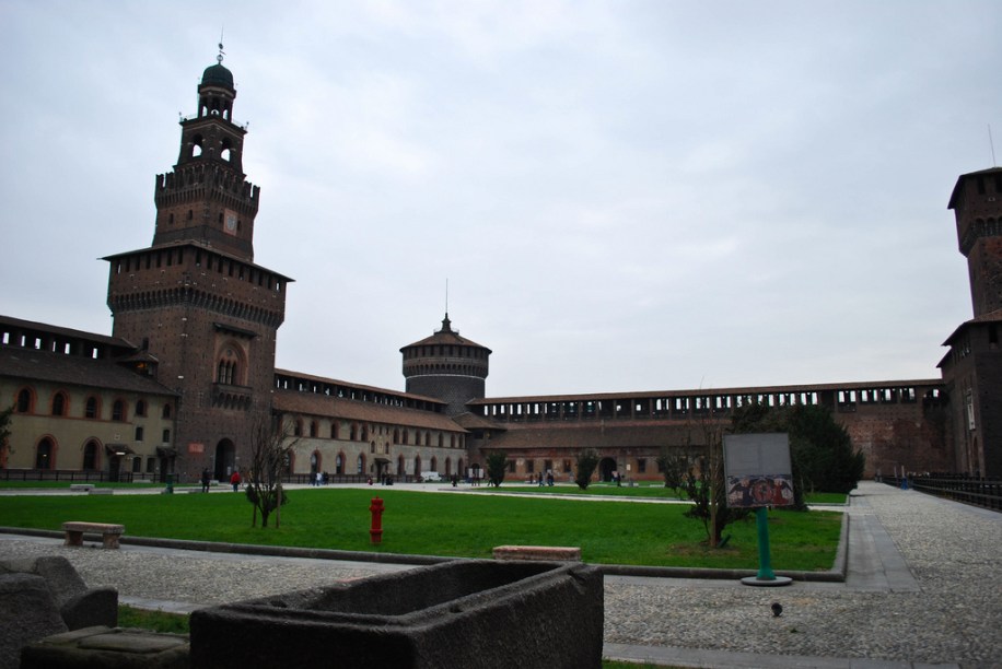 O Castelo Sforzesco, construído por Francesco Sforza, hoje abriga museus e é uma bela aula de arquitetura renascentista