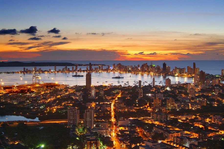 Patrimônio Mundial da Humanidade, <a href="https://viajeaqui.abril.com.br/cidades/colombia-cartagena/" rel="Cartagena">Cartagena</a>, na <a href="https://viajeaqui.abril.com.br/paises/colombia" rel="Colômbia">Colômbia</a>, é famosa por seu centro histórico fortificado com 13 quilômetros de muros de pedras construídos a partir do século 16