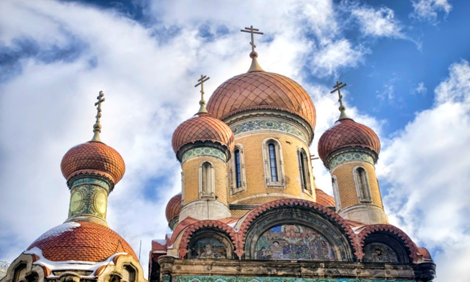 A maior parte das igrejas ortodoxas de Bucareste, na Romênia, foram construídas nos séculos 17 e 18 e têm torres altas e abóbadas coloridas