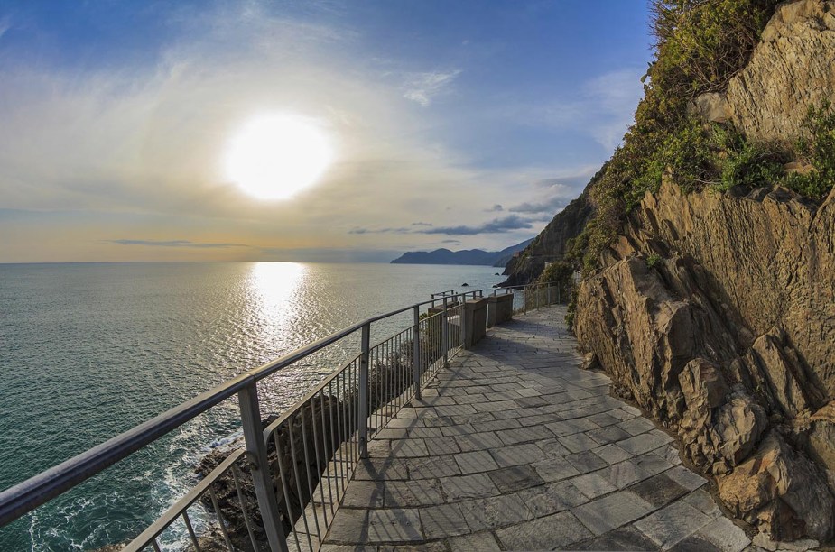 A Via dell amor, em <a href="https://viajeaqui.abril.com.br/cidades/italia-cinque-terre" rel="Cinque Terre" target="_blank">Cinque Terre</a>, é perfeita para casais apaixonados apreciarem o pôr do sol