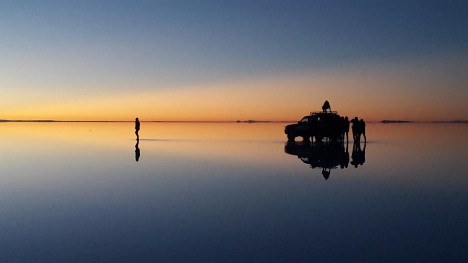 Para aproveitar o dia, é preciso acordar com o nascer do sol para percorrer as imensas dimensões do Salar de Uyuni, Bolívia