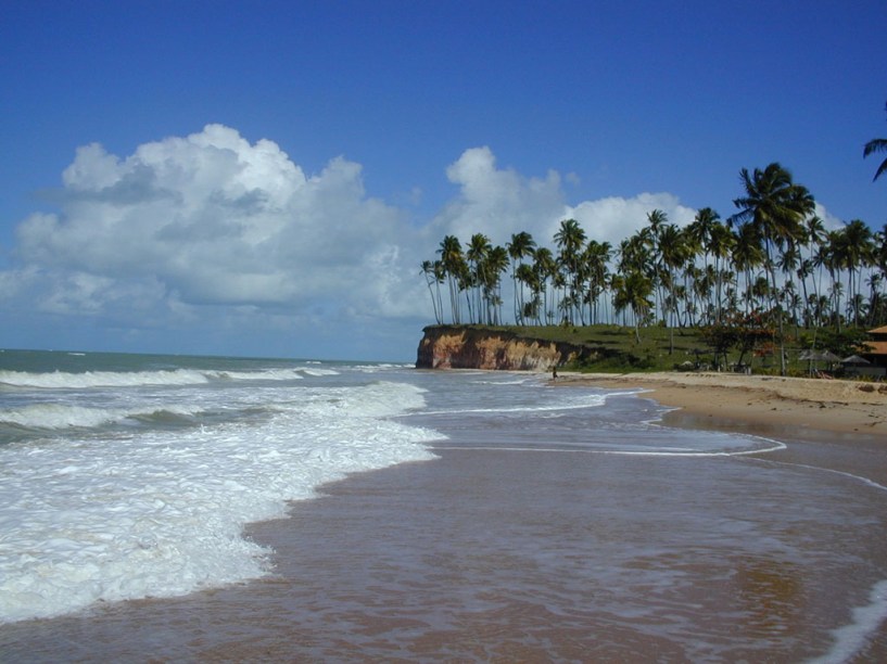 A praia de Cahy guarda uma das paisagens mais belas de Cumuru, com falésias, coqueiros e um grande barco naufragado na barra do rio Cahy, a menos de 100m da praia