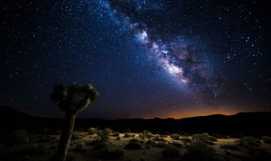 <strong>1. Death Valley National Park, Califórnia, <a href="https://viajeaqui.abril.com.br/paises/estados-unidos" target="_blank" rel="noopener">Estados Unidos</a></strong> É difícil acreditar que uma área a apenas duas horas ao sul de <a href="https://viajeaqui.abril.com.br/cidades/estados-unidos-las-vegas" target="_blank" rel="noopener">Las Vegas</a> pode abrigar alguns dos céus mais escuros dos Estados Unidos, mas eis que você encontrará o Death Valley National Park com 3,4 milhões de hectares. A extensão do Deserto de Mojave é um dos melhores lugares para observar um eclipse lunar, uma chuva de meteoros ou simplesmente contemplar a magnitude absoluta do cosmos. Os funcionários do Death Valley National Park também realizam eventos regulares de astronomia, e duas vezes por mês, é possível se juntar a eles em uma caminhada pela Badwater Basin para conferir vistas mágicas da lua nova e cheia <a href="https://viajeaqui.abril.com.br/vt/blogs/concierge-cronicas-viagem/2016/09/26/o-deserto-de-joshua-tree-na-california-e-roots-mas-tem-coachella/" target="_blank" rel="noopener">+ </a><a href="https://viajeaqui.abril.com.br/vt/blogs/concierge-cronicas-viagem/2016/09/26/o-deserto-de-joshua-tree-na-california-e-roots-mas-tem-coachella/" title="O deserto de Joshua Tree, na Califórnia, é roots, mas tem Coachella">O deserto de Joshua Tree, na Califórnia, é roots, mas tem Coachella</a>