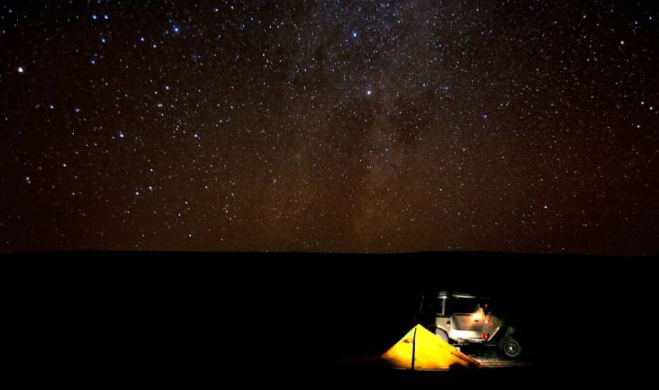<strong>5. <a href="https://viajeaqui.abril.com.br/cidades/chile-san-pedro-de-atacama" rel="Deserto do Atacama" target="_blank">Deserto do Atacama</a>, <a href="https://viajeaqui.abril.com.br/paises/chile" rel="Chile" target="_blank">Chile</a> </strong>O Deserto do Atacama, no Chile, é um destaque no turismo astronômico graças a uma combinação de clima árido, alta altitude, baixa poluição e mínima cobertura de nuvens (justamente por causa do clima seco). A apenas 48 quilômetros a leste de <a href="https://viajeaqui.abril.com.br/cidades/chile-san-pedro-de-atacama" rel="San Pedro" target="_blank">San Pedro</a>, você pode visitar observatórios como o Llano de Chajnantor, lar do telescópio revolucionário ALMA. A tecnologia - que utiliza 66 antenas - é capaz de capturar estrelas a anos-luz de distância. Também é possível levar seu próprio telescópio e passar horas admirando as luas de Júpiter, os anéis de Saturno, a nebulosa Tarântula e o conjunto de galáxias Fornax, quase sempre detectáveis sem ampliação<a href="https://viajeaqui.abril.com.br/materias/passeios-deserto-do-atacama-no-chile" rel="+ As atrações do Deserto do Atacama" target="_blank">+ As atrações do Deserto do Atacama</a>
