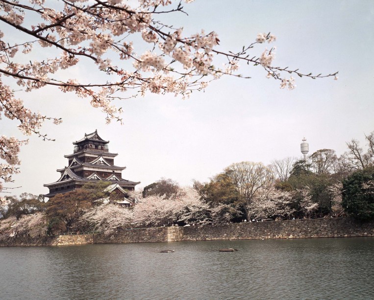 O Castelo de Hiroshima (ou das Carpas, ou Rijo), foi destruído pela bomba que varreu a cidade japonesa do mapa em 1945. A reconstrução veio 13 anos depois, em 1958, e seu interior foi transformado em um museu. O topo do prédio virou um observatório de onde você pode ver a Baía de Hiroshima e a Ilha de Miyajima. A delicadeza das cerejeiras do entorno completam o visual. Endereço: 21-1 Moto-machi Naka-ku, estação Kencho-mae da linha Astram