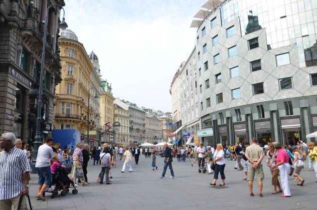 O bulevard Kärntner, no coração de Viena, é uma das ruas comerciais mais bonitas da Europa Central, ostentando lojas de marcas de grife, restaurantes, hotéis e charmosos cafés O bulevard Kärntner, no coração de Viena, é uma das ruas comerciais mais bonitas da Europa Central, ostentando lojas de marcas de grife, restaurantes, hotéis e charmosos cafés