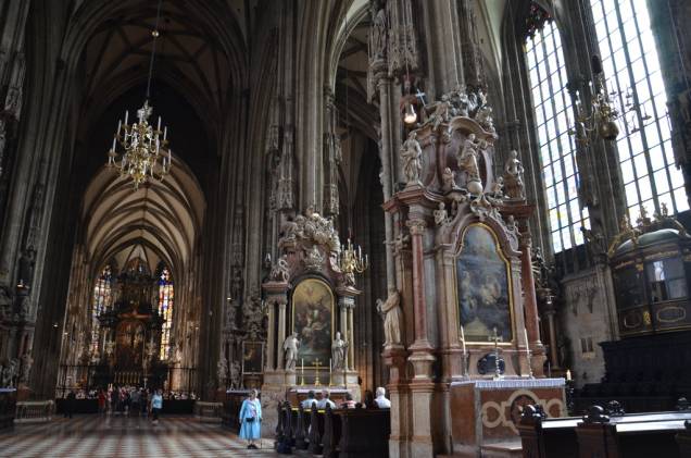 A Catedral de Santo Estevão domina o centro de Viena. Seus altares e capelas góticos e suas grandes dimensões verticais fazem dela um dos mais poderoso ícones da capital austríaca A Catedral de Santo Estevão domina o centro de Viena. Seus altares e capelas góticos e suas grandes dimensões verticais fazem dela um dos mais poderoso ícones da capital austríaca