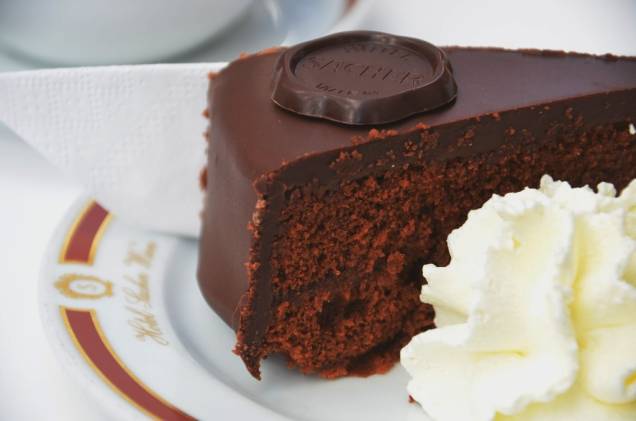 A torta de chocolate do hotel Sacher é um dos símbolos gastronômicos de Viena e programa obrigatório na agenda de muitos turistas A torta de chocolate do hotel Sacher é um dos símbolos gastronômicos de Viena e programa obrigatório na agenda de muitos turistas