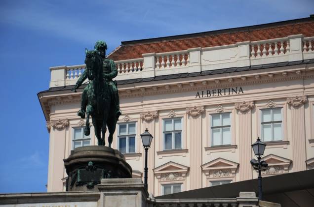 O Museu Albertina possui um vasto acervo impressionistas, além de várias obras de mestres dos séculos 16 e 17. Além disso, abriga aposentos ricamente decorados da época que o edifício serviu como residência do duque Albert O Museu Albertina possui um vasto acervo impressionistas, além de várias obras de mestres dos séculos 16 e 17. Além disso, abriga aposentos ricamente decorados da época que o edifício serviu como residência do duque Albert