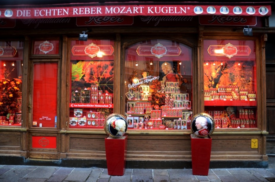 Salzburgo vive muito da memória de Mozart, mas o gênio da música odiava a cidade e, na primeira oportunidade que teve, partiu para outros destinos. Mesmo assim, em qualquer esquina de Salzburgo você encontrará chocolates, licores, bolos e lembranças que remetem ao filho mais famoso da cidade