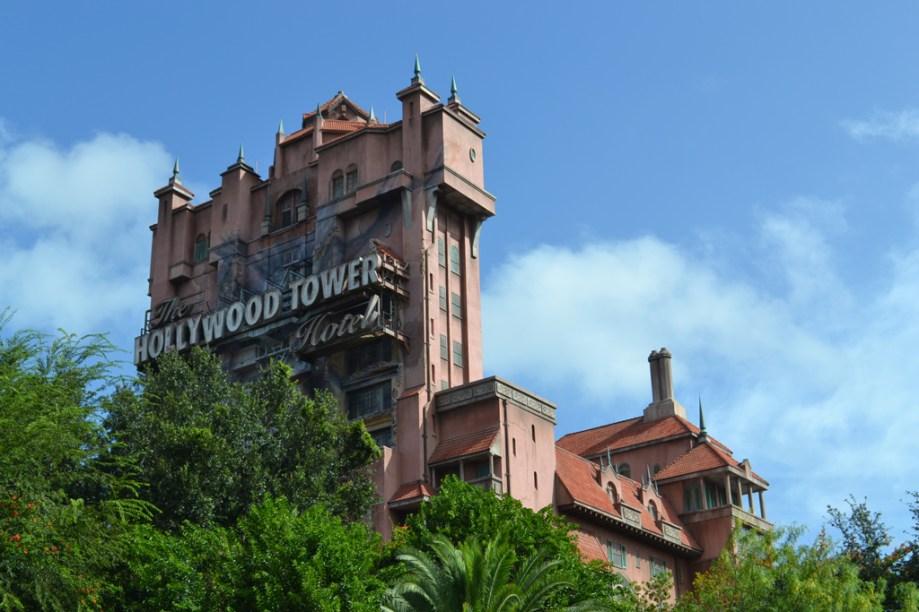 A grande atração desse hotel mal-assombrado, The Twilight Zone Tower of Terror, é o elevador que despenca de uma altura de 60 metros