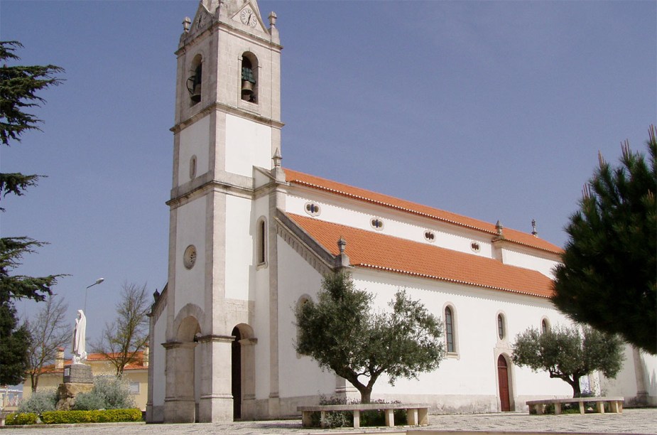 Igrejinha com imagem de Nossa Senhora de Fátima no largo, em Fátima, Portugal