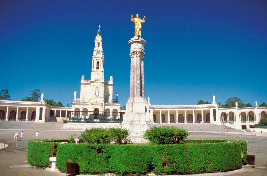 O Santuário de Fátima, em Portugal, recebe milhões de devotos o ano todo - mas é no dia 13 de maio que a região fica cheia de peregrinos para celebrar o aniversário da aparição da Virgem Maria para os três pastores, em 1917