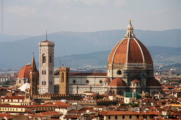 Vista de Florença com o campanério e a famosa cúpula do Duomo Vista de Florença com o campanério e a famosa cúpula do Duomo