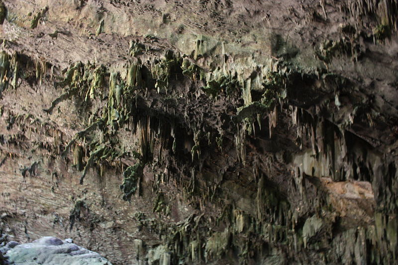 Antes do lago, as estalactites e estalagmites. Foto: Laura Athayde/Wikimedia Commons