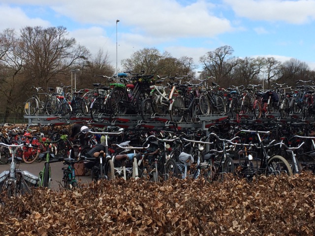 Estacionamento de bikes "em camadas" na frente da estação de trem: dá pra ser mais holandês?