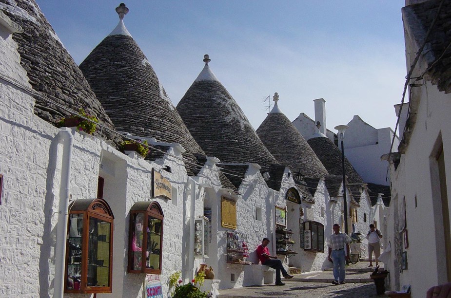 Hoje, as casinhas de Alberobello, tombadas como patrimônio histórico da humanidade pela Unesco, funcionam como lojas de artesanato, bares e restaurantes