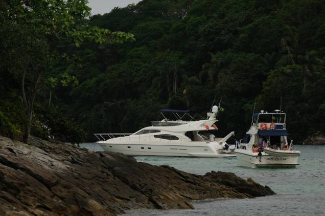 Barcos ancorados na Lagoa Verde, muito procurada também pelos mergulhadores Barcos ancorados na Lagoa Verde, muito procurada também pelos mergulhadores