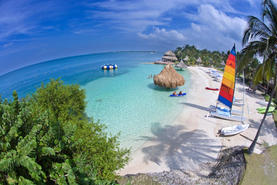 As Ilhas de Rosário reúnem ilhotas de areia branca e mar azul-caribe