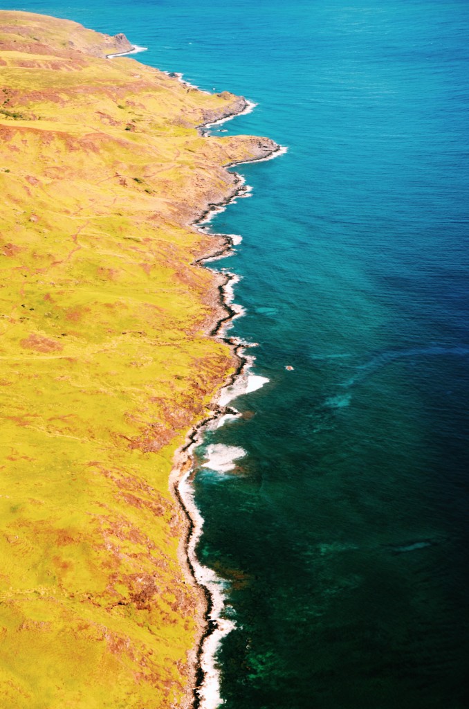 Sobrevoando a costa de Maui. Dá até pra ver o fundo do mar em algumas partes da imagem (foto: Anna Laura Wolff)