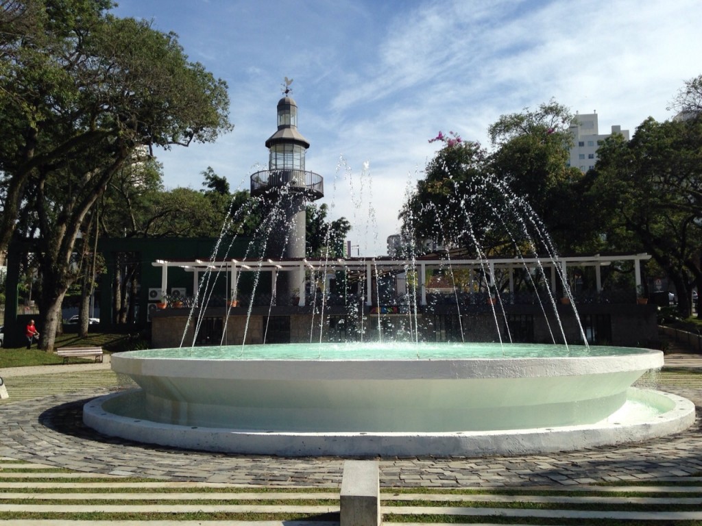Praça da Espanha é ponto de encontro de jovens curitibanos. (Foto: Família Nômade)
