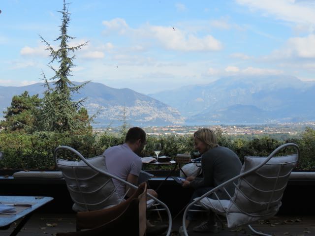 Terraço do bistrô, com vista para o lago D'Iseo