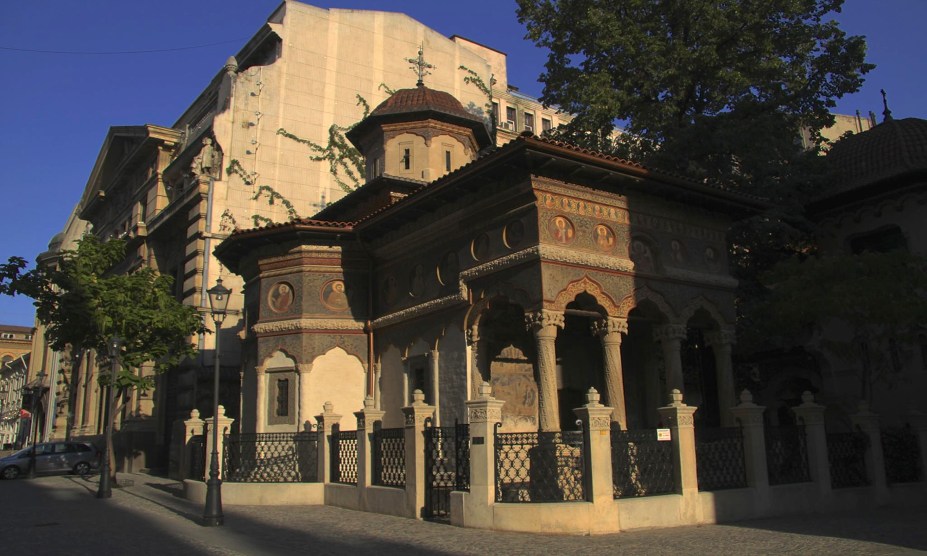 Muita história marca os pontos turísticos de Bucareste, na Romênia; na foto, a pequenina igreja Stavropoleos. Construída em 1724, é uma representante da mistura das arquiteturas bizantina e romena, e é rodeada por um gracioso jardim