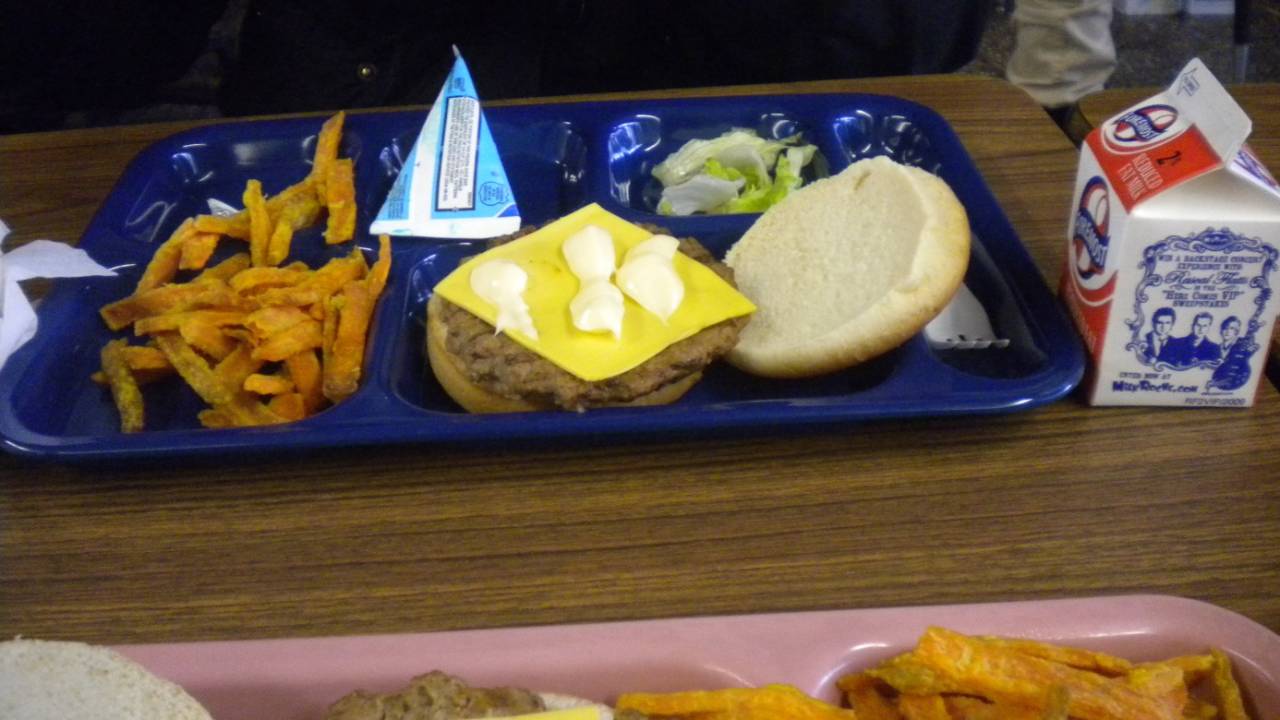 Nossa intercambista da vez registrou o lanchinho básico de todos os dias na escola em que ela estudava
