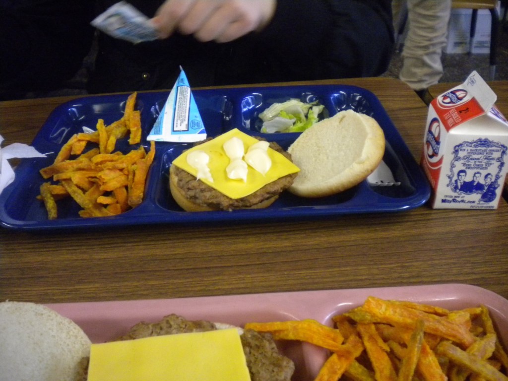 Nossa intercambista da vez registrou o lanchinho básico de todos os dias na escola em que ela estudava